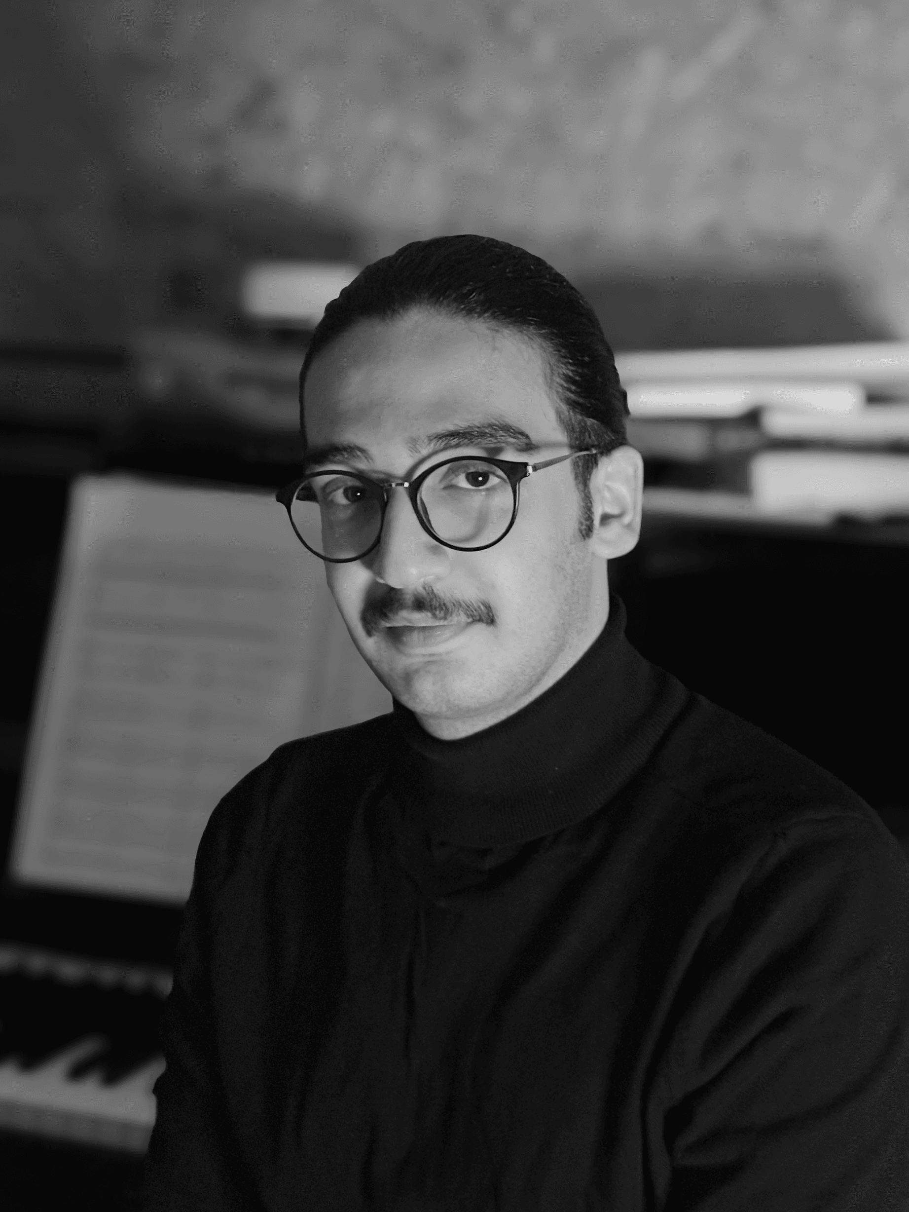 Porträt von Parsa B. Sabet am Klavier